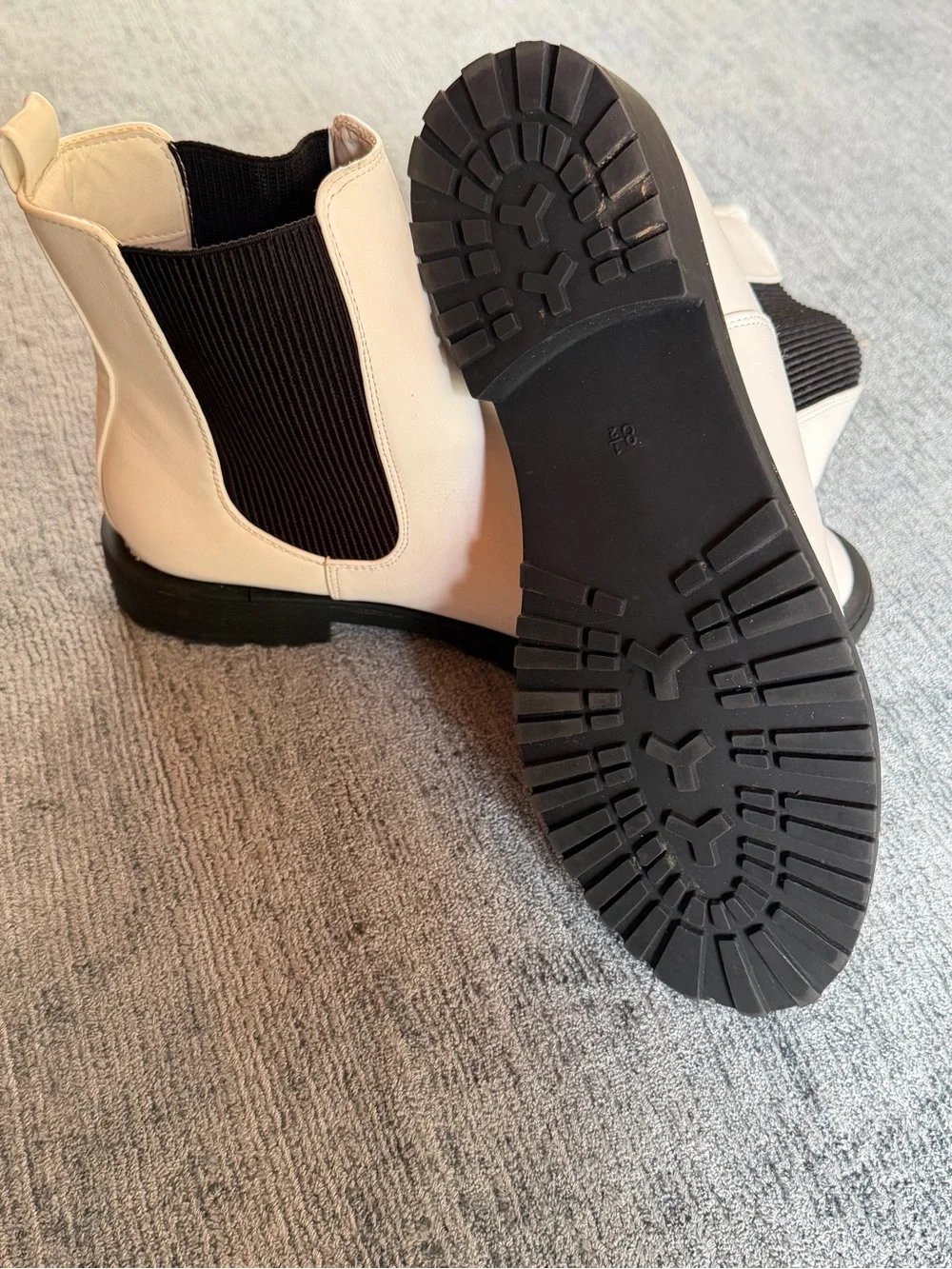 Altar'd State Womens White Pull On Boots Black Elastic Ankle Boots Size 8.5 New